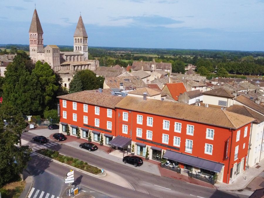 [L’élégance en Bourgogne. Le confort et les saveurs. La tranquillité et le repos à deux pas de la Saône]